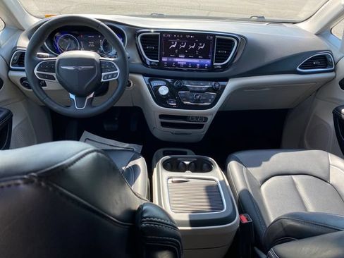 Used 2024 Chrysler Pacifica Touring-L FWD image 5