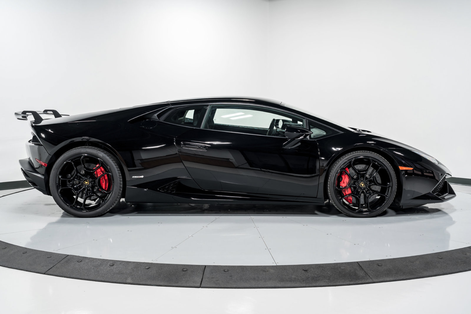 Used 2015 Lamborghini Huracan LP 610-4 AWD/4WD image 2