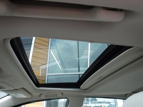 Used 2022 Toyota Camry XLE w/ Navigation Upgrade Package image 15