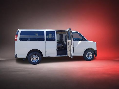 Used 2017 Chevrolet Express 2500 LS RWD image 9