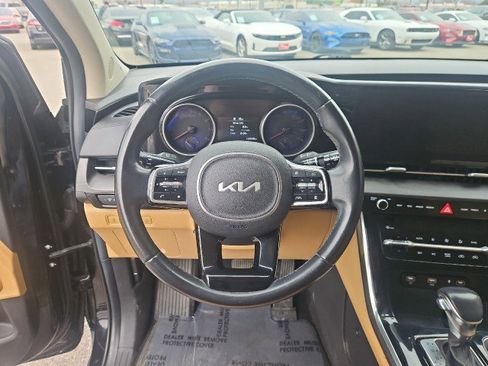 Used 2022 Kia Carnival EX image 12