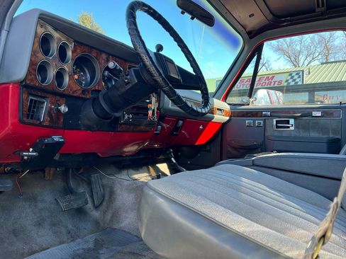 Used 1988 Chevrolet Suburban 2500 image 8