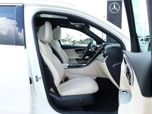 Used 2025 Mercedes-Benz GLC 300 4MATIC image 26