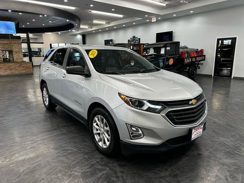Used 2021 Chevrolet Equinox LS w/ LS Convenience Package image 3