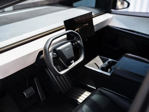 Used 2024 Tesla Cybertruck AWD Crew Cab image 20