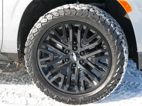 Used 2024 Chevrolet Suburban Premier image 9