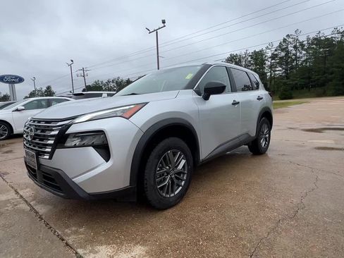 Used 2024 Nissan Rogue S AWD/4WD image 2