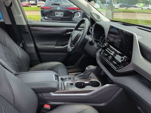 Certified 2021 Toyota Highlander Platinum AWD/4WD image 10
