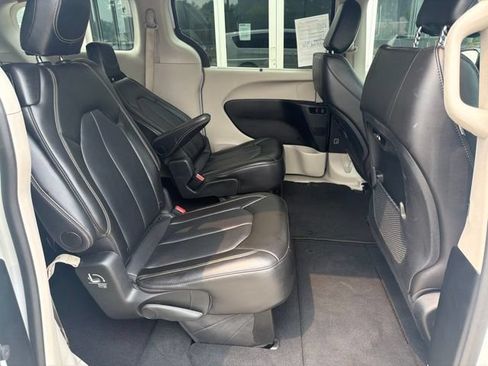 Used 2024 Chrysler Pacifica Touring-L FWD image 16