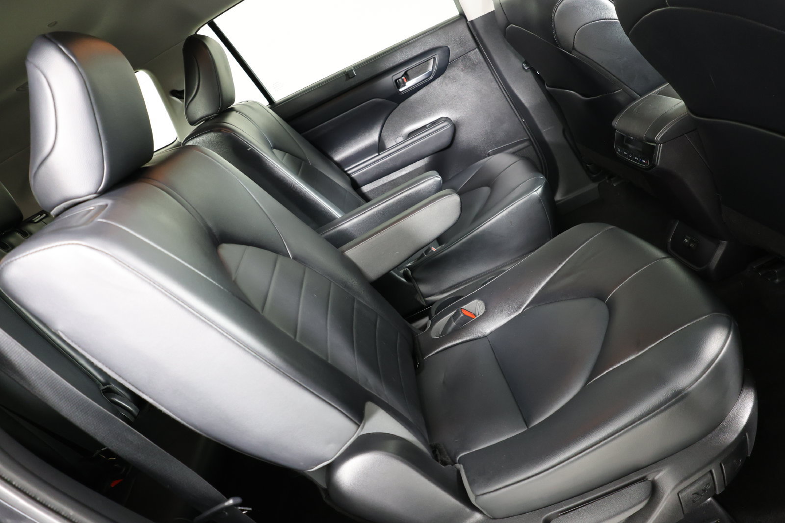 Used 2022 Toyota Highlander XLE AWD/4WD image 42