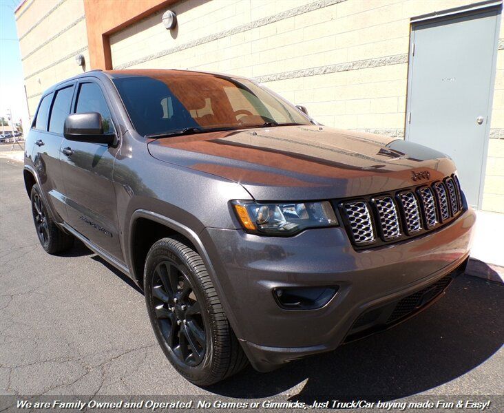 Used 2021 Jeep Grand Cherokee Laredo X AWD/4WD image 1