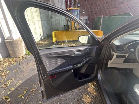 Used 2023 Ford Escape Platinum image 12