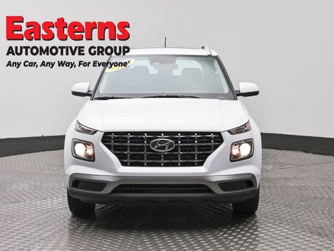 Used 2025 Hyundai Venue SEL FWD image 2