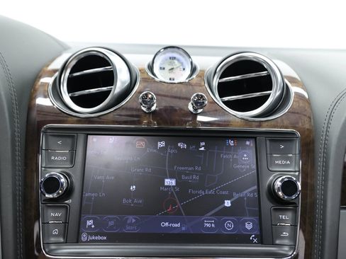 Used 2020 Bentley Bentayga Plug-In Hybrid AWD/4WD image 38