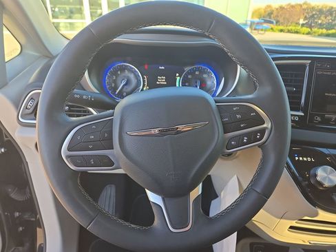 Used 2023 Chrysler Pacifica Touring-L image 19