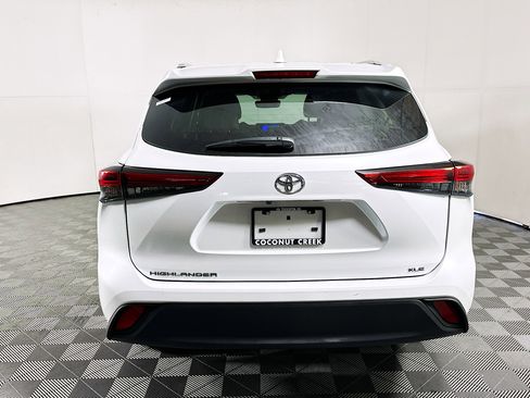 Used 2023 Toyota Highlander XLE image 4