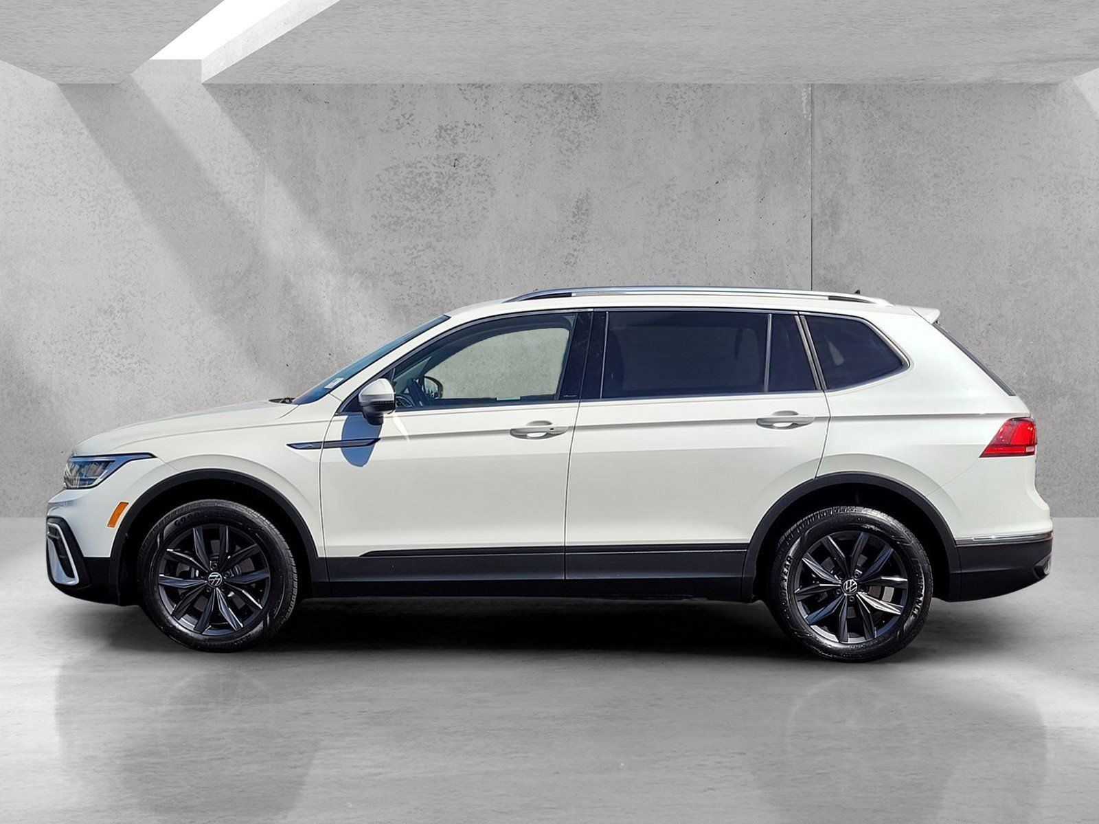 Used 2023 Volkswagen Tiguan SE AWD/4WD image 8