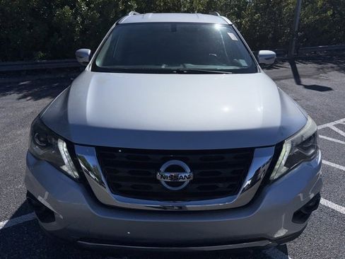 Used 2018 Nissan Pathfinder SL image 2