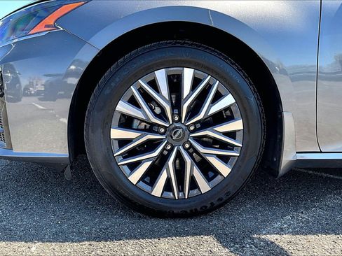 Used 2024 Nissan Altima 2.5 SV image 9