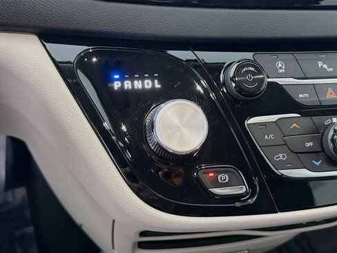 Used 2018 Chrysler Pacifica Touring w/ Tire & Wheel Group FWD image 18