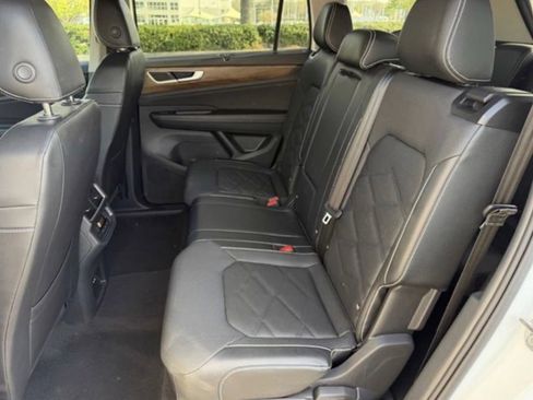 Used 2025 Volkswagen Atlas SE FWD image 19