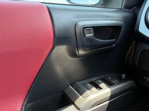 Used 2020 Toyota Tacoma SR5 RWD image 12