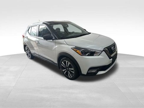 Used 2020 Nissan Kicks SR w/ SR Premium Package FWD image 3