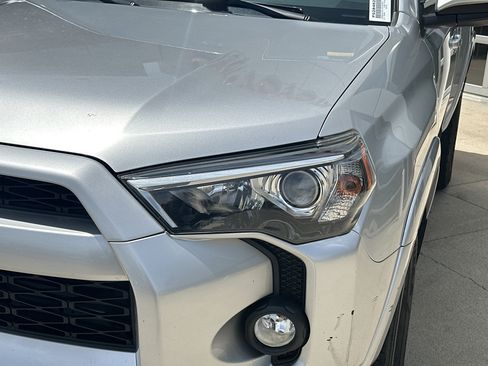 Used 2018 Toyota 4Runner SR5 AWD/4WD image 11