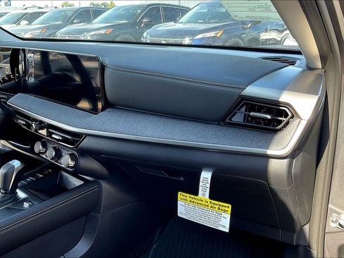 Used 2025 Nissan Kicks SV AWD/4WD image 21