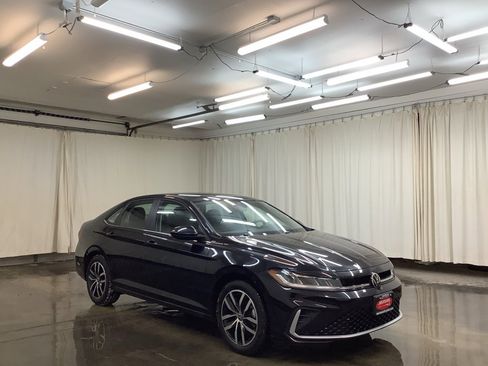 Used 2025 Volkswagen Jetta SE image 4