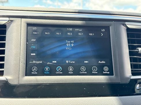 Used 2018 Chrysler Pacifica Touring-L FWD image 16