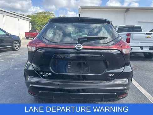 Used 2021 Nissan Kicks SV image 3