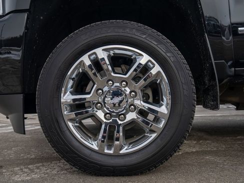 Used 2019 Chevrolet Silverado 2500 High Country w/ Duramax Plus Package image 2