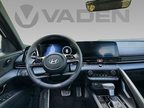 New 2025 Hyundai Elantra SEL image 3