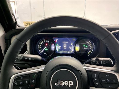 Used 2025 Jeep Wrangler Unlimited Sahara w/ Safety Group AWD/4WD image 20