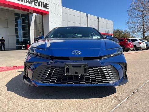 Used 2025 Toyota Camry SE image 3