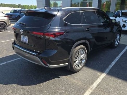Used 2024 Toyota Highlander Platinum image 12