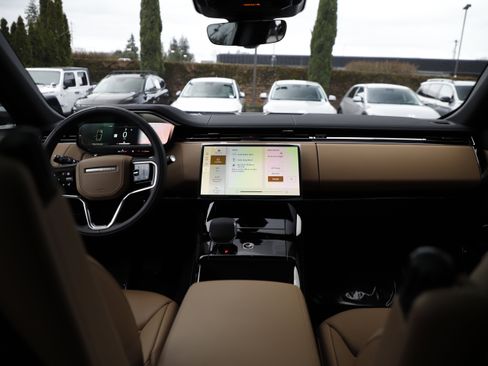 New 2025 Land Rover Range Rover Sport SE image 16