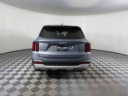 Used 2025 Kia Sorento LX image 9