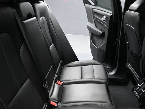 Used 2024 Volvo XC40 B5 Plus image 14