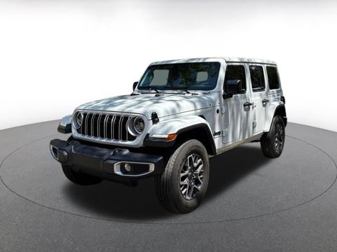 Used 2025 Jeep Wrangler Unlimited Sahara AWD/4WD image 4