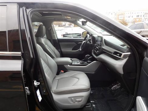 Used 2021 Toyota Highlander XLE image 9