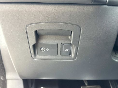 Certified 2025 Land Rover Range Rover Velar Dynamic SE image 31