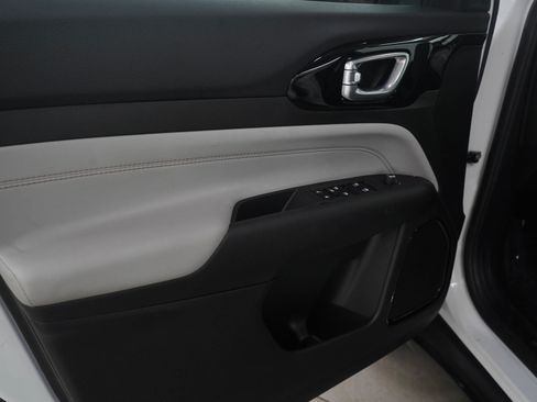 Used 2024 Jeep Compass Limited image 23