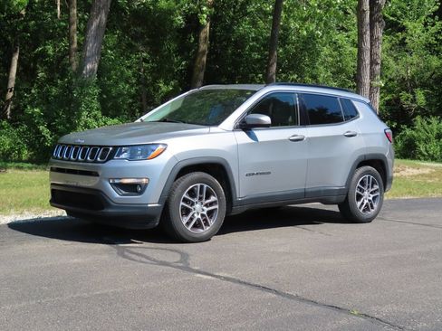 Used 2019 Jeep Compass Latitude w/ Popular Equipment Group FWD image 9