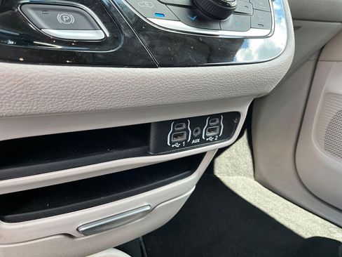 Used 2024 Chrysler Pacifica Limited FWD image 15