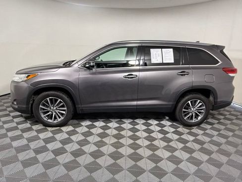 Used 2019 Toyota Highlander XLE FWD image 3
