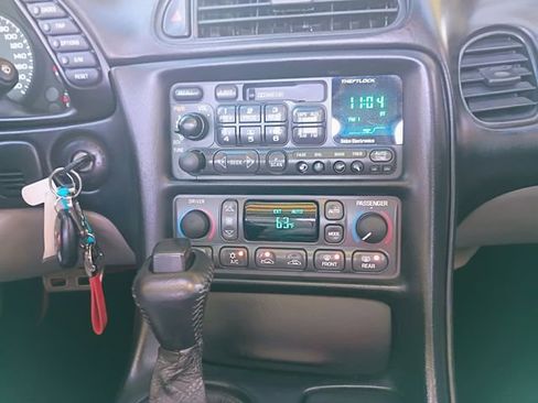 Used 1998 Chevrolet Corvette Convertible w/ Memory Pkg image 39