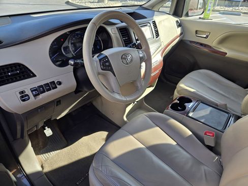 Used 2014 Toyota Sienna XLE image 10