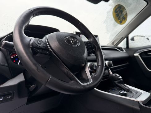 Used 2020 Toyota RAV4 Limited image 17
